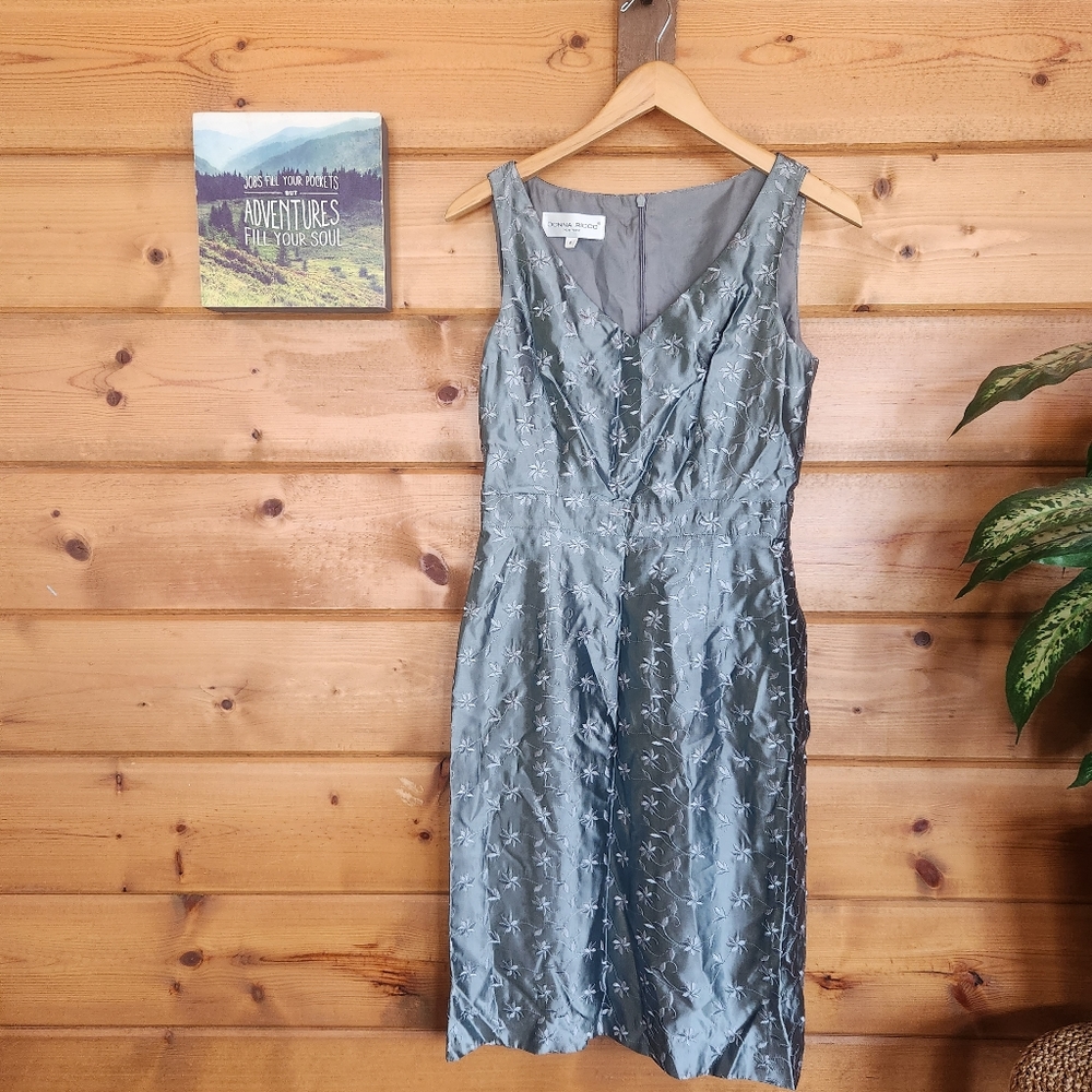 Donna Ricco 💜 Dress Metallic Silver Sheath Floral Ebroidered Sleeveless Vneck 6